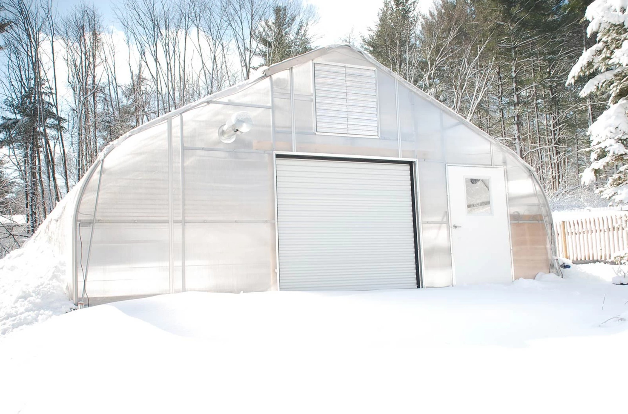 Как подготовить теплицу к зиме: уход и защита от снега